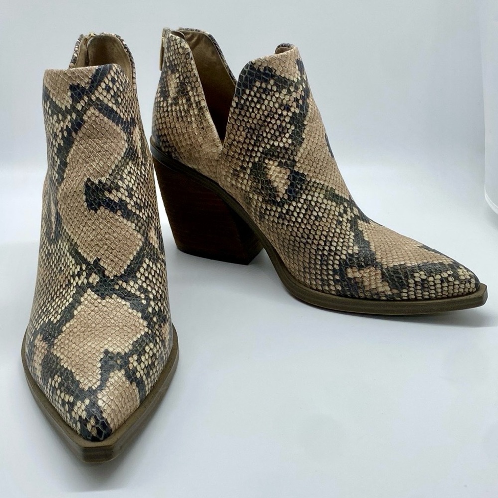 Vince Camuto Gidgeta Snake Skin Bootie. Size 10.